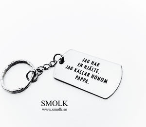 JAG/VI HAR EN HJÄLTE. JAG/VI KALLAR HONOM PAPPA. (obs halsband) - Smolk Sweden