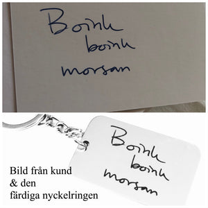 Egen design! Bifoga bild och få din egen signatur, handskrivna text eller teckning graverad. Nyckelring - Smolk Sweden